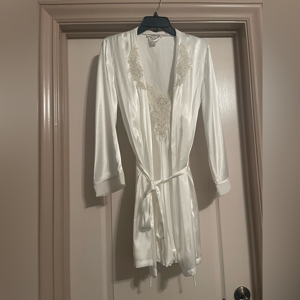 White wedding lingerie and robe - Picture 9 of 11
